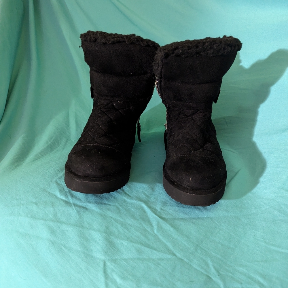 Madden girl black Sherpa lined quilted boots size 6
